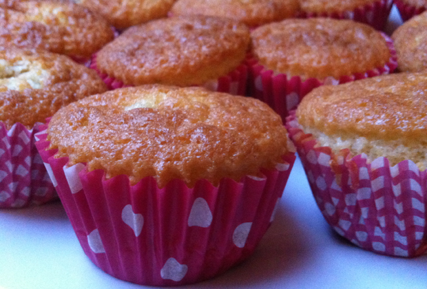 muffins med rabarber og marcipan